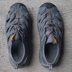 NWOT Hoka Hopara Men's Gray and Gold Swim Shoes